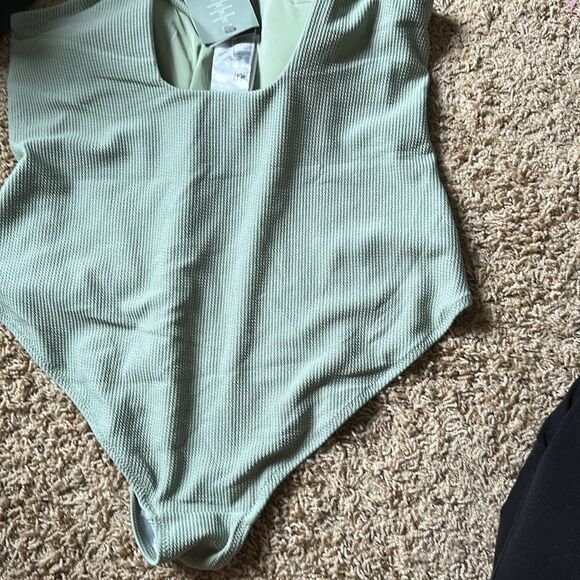 H&M | Pistachio Green Textured Padded Cup One Piece Swimsuit | XL - Picture 7 of 7